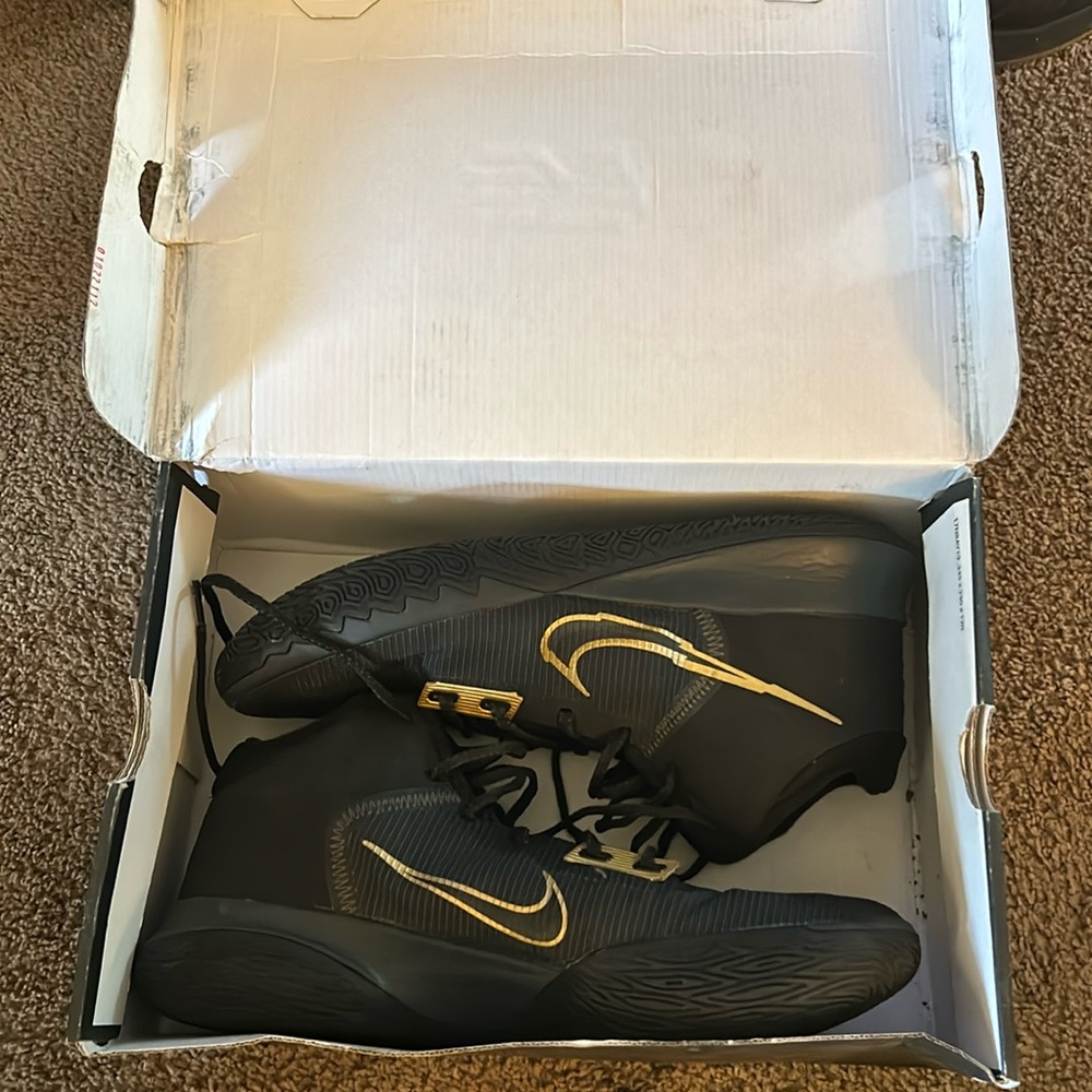 Nike size 12 Kyrie flytrap